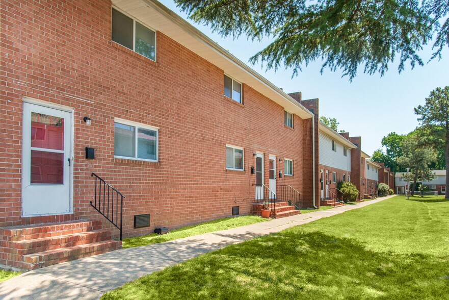 1625 W Pembroke Ave, Hampton, VA à vendre - Photo de l’immeuble – Image 2 sur 12
