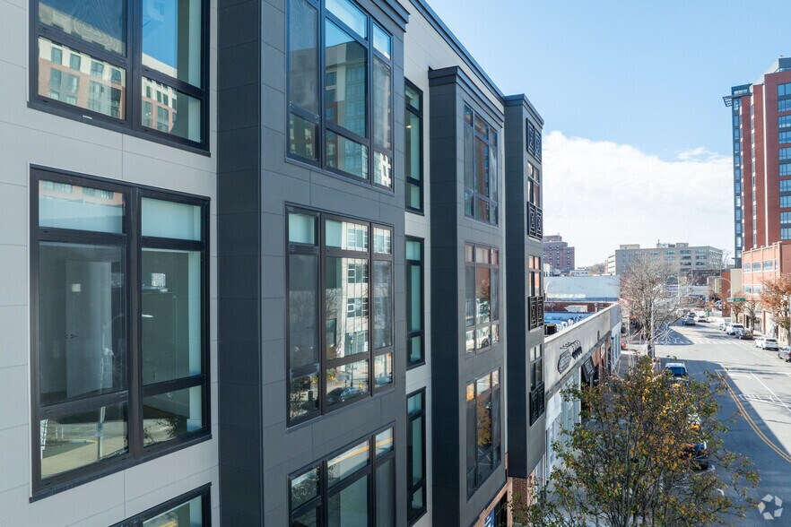 199 E Post Rd, White Plains, NY à vendre - Photo de l’immeuble – Image 3 sur 21