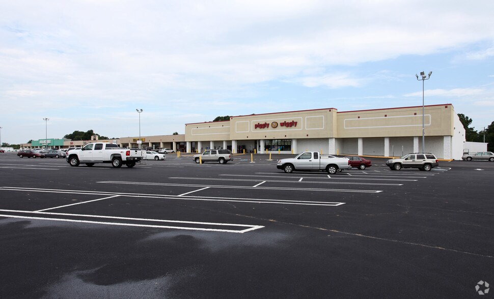 506-550 W Gannon Ave, Zebulon, NC à louer - Photo principale – Image 1 sur 6