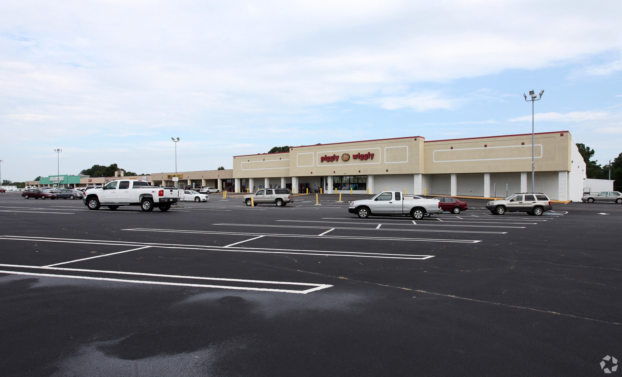 506-550 W Gannon Ave, Zebulon, NC à louer Photo principale– Image 1 sur 7