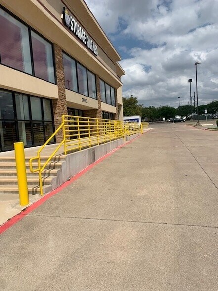 2515 E Rosemeade Pky, Carrollton, TX à louer - Photo de l’immeuble – Image 2 sur 3