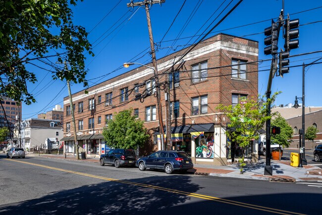 Plus de détails pour 1144 E Grand St, Elizabeth, NJ - Local commercial à vendre
