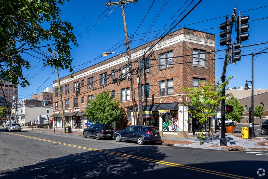 1144 E Grand St, Elizabeth, NJ à vendre - Photo de l’immeuble – Image 1 sur 21