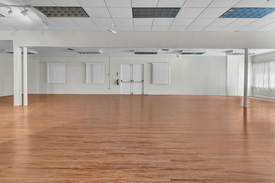 9707 Flower St, Bellflower, CA à louer - Photo de l’immeuble – Image 2 sur 35