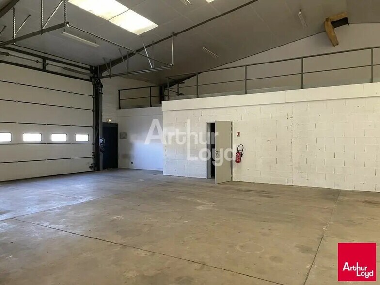 Local d’activités dans SAINT-BARTHELEMY-D'ANJOU à louer - Photo intérieure – Image 2 sur 4