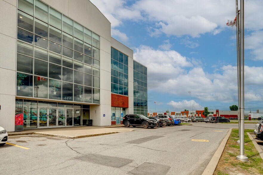 4451-4479 Aut Laval Ouest (A-440), Laval, QC à louer - Photo de l’immeuble – Image 3 sur 23