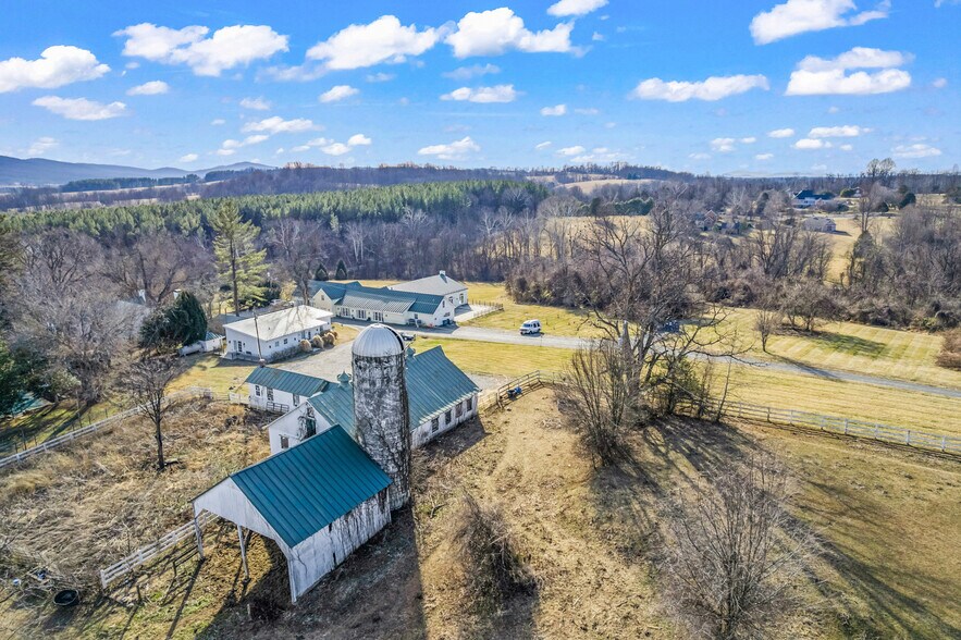 23130 Briar Patch Ln, Middleburg, VA à louer - Photo de l’immeuble – Image 3 sur 5