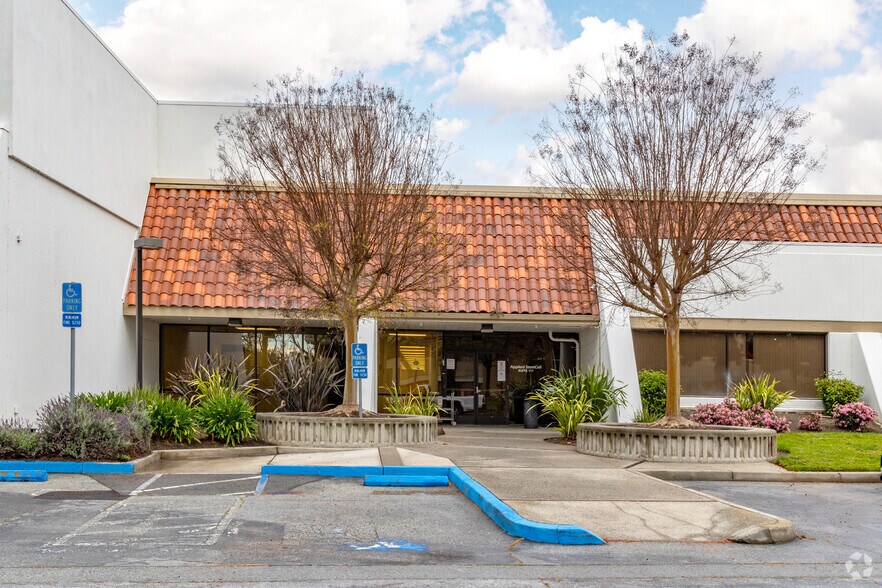 521 Cottonwood Dr, Milpitas, CA à louer - Photo de l’immeuble – Image 3 sur 13