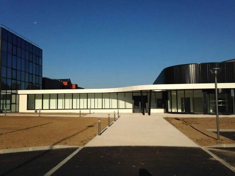 8 Rue Du Maréchal De Lattre De Tassigny, Élancourt à louer - Photo de l’immeuble – Image 2 sur 5