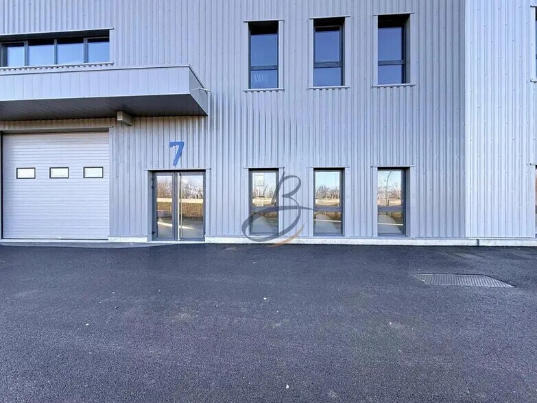 Bureau dans Bourgoin-Jallieu à louer - Photo de l’immeuble – Image 3 sur 11