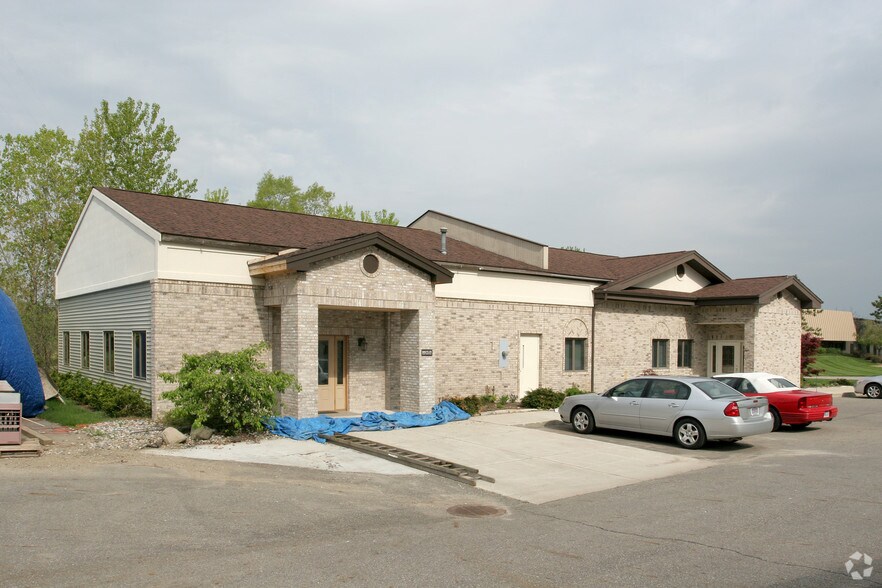 2860 Jolly Rd, Okemos, MI à louer - Photo de l’immeuble – Image 2 sur 9