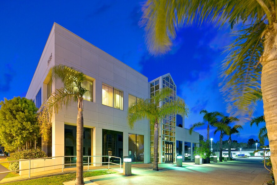 1605 Avocado Ave, Newport Beach, CA à vendre - Photo de l’immeuble – Image 3 sur 4