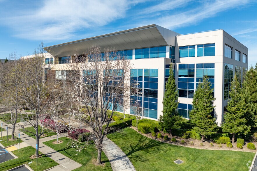 2850 Gateway Oaks Dr, Sacramento, CA à louer - Photo de l’immeuble – Image 1 sur 8