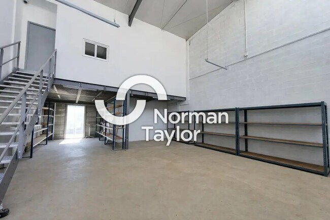 Plus de détails pour Local d'activités à louer