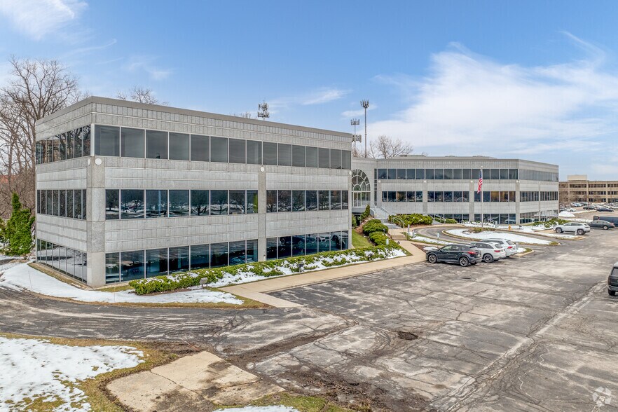 330 S Executive Dr, Brookfield, WI à louer - Photo principale – Image 1 sur 5
