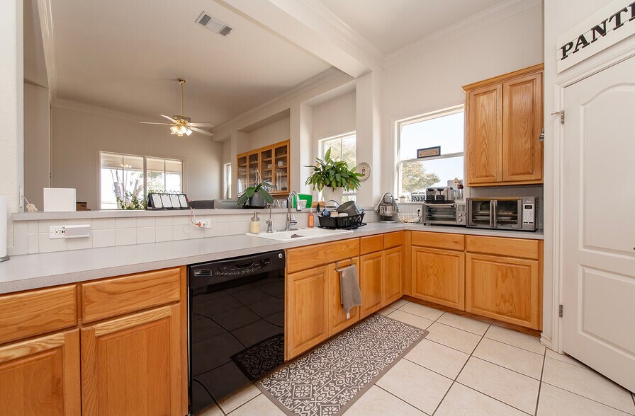 1833 County Road 305, Jarrell, TX à vendre - Photo intérieure – Image 3 sur 40