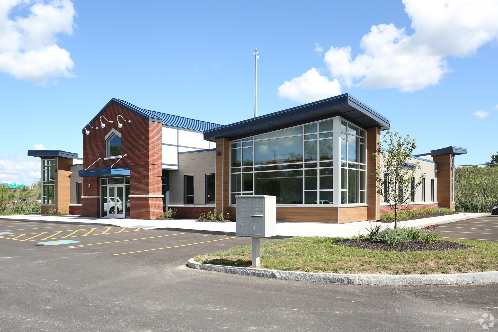 6739 Myers Rd, East Syracuse, NY à louer Photo principale– Image 1 sur 7