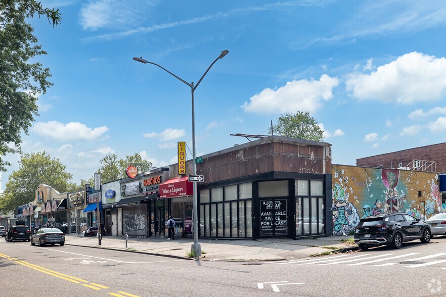2402-2430 34th Ave, Astoria, NY à louer - Photo de l’immeuble – Image 2 sur 4