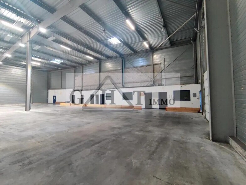 Industriel/Logistique dans Creil à louer - Photo de l’immeuble – Image 2 sur 3