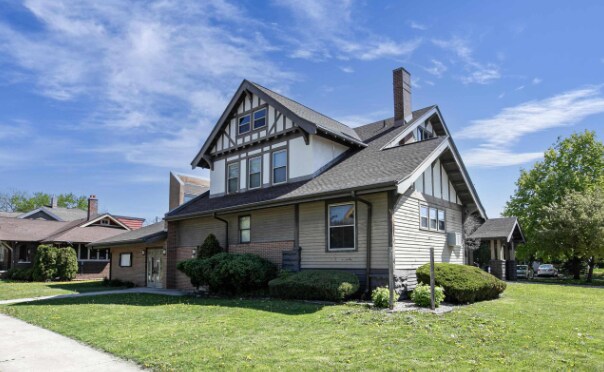 634 Wisconsin St, Oshkosh, WI à vendre - Photo de l’immeuble – Image 1 sur 17