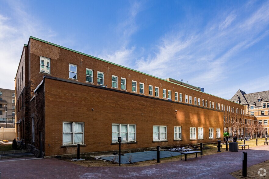 755 Rue Berri, Montréal, QC à louer - Photo de l’immeuble – Image 3 sur 3