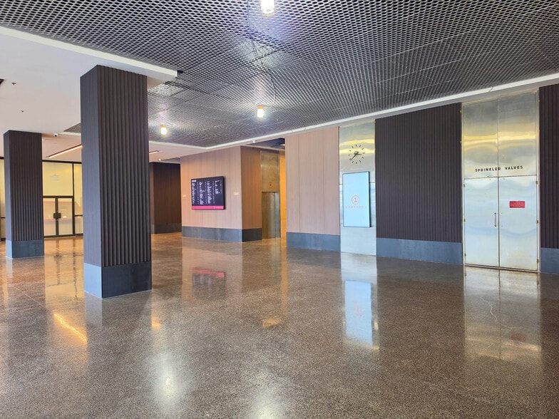 9300-9340 Boul Saint-Laurent, Montréal, QC à louer - Hall d’entrée – Image 2 sur 13