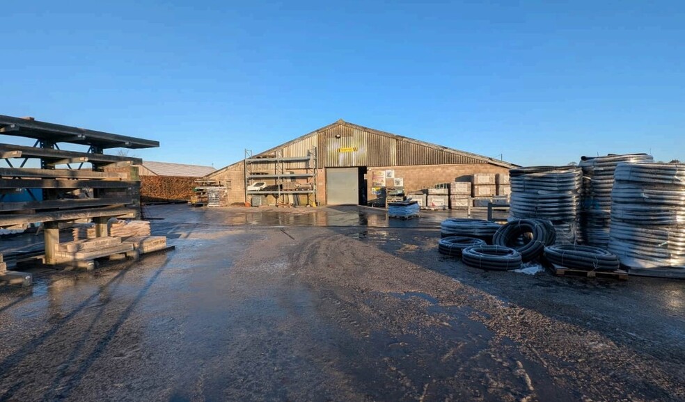 Industrial Units on a 1 Acre Site portefeuille de 3 biens à vendre sur LoopNet.fr - Photo de l’immeuble – Image 1 sur 12
