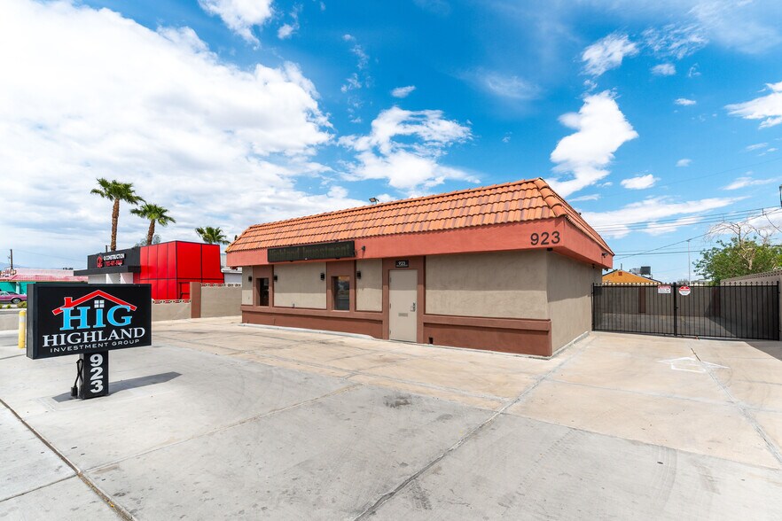 923 S Decatur Blvd, Las Vegas, NV à vendre - Photo de l’immeuble – Image 3 sur 31