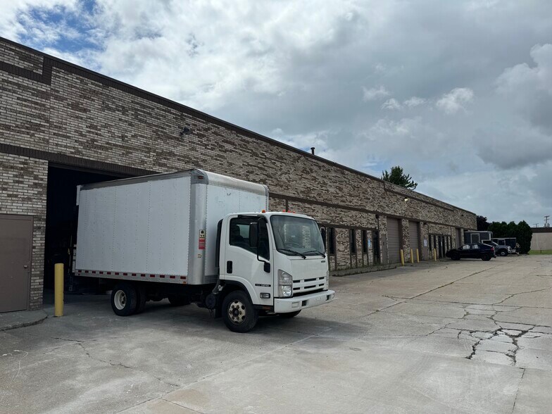 34082-34096 James J. Pompo Dr, Fraser, MI à louer - Photo de l’immeuble – Image 3 sur 5