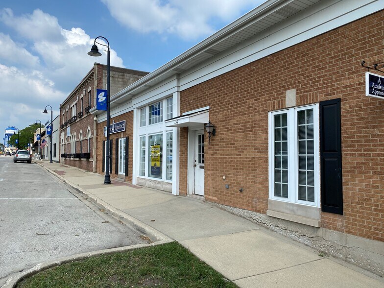 136 Burlington Ave, Clarendon Hills, IL à louer - Photo de l’immeuble – Image 3 sur 4