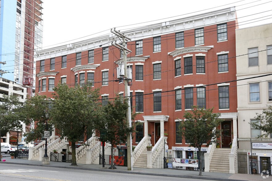 263 Grand St, Jersey City, NJ à louer - Photo de l’immeuble – Image 2 sur 7