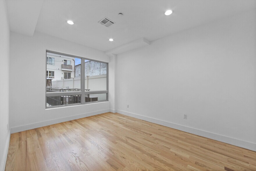 882 Metropolitan Ave, Brooklyn, NY à vendre - Photo intérieure – Image 3 sur 13