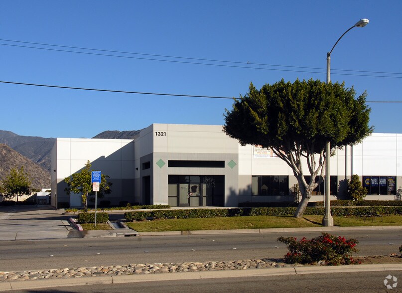 1321 W Foothill Blvd, Azusa, CA à louer - Photo principale – Image 1 sur 3
