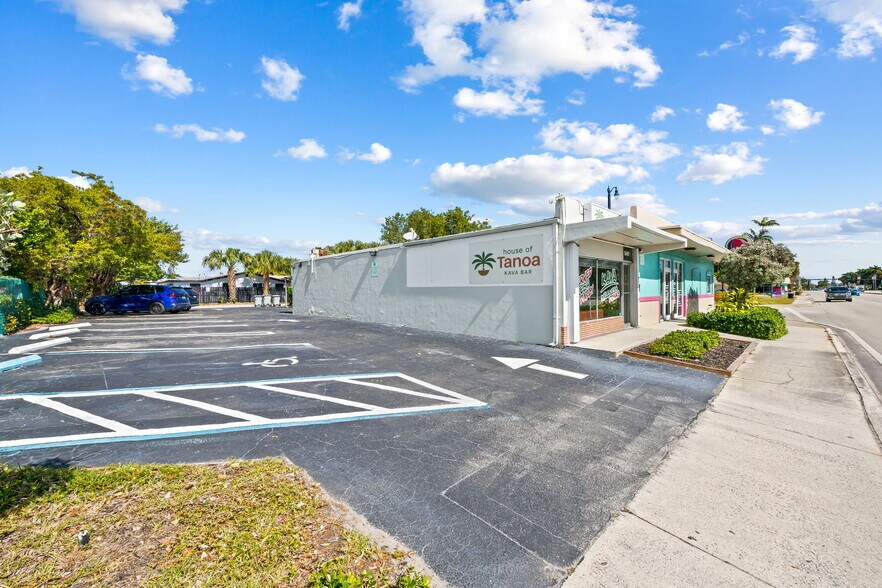 1649 E Sample Rd, Pompano Beach, FL à louer - Photo de l’immeuble – Image 3 sur 13