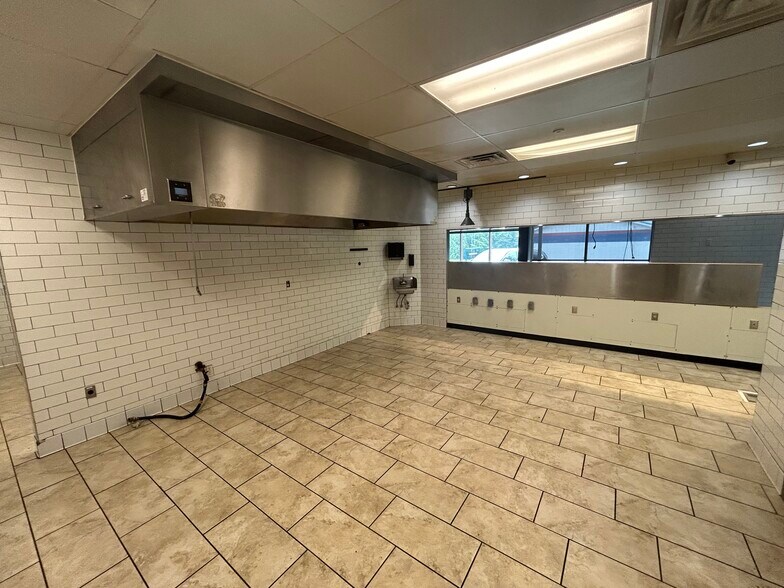 380 E Division St NE, Rockford, MI à vendre - Photo de l’immeuble – Image 2 sur 9