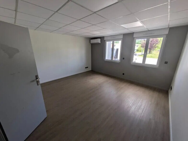 Bureau dans Châtillon-le-Duc à louer - Photo de l’immeuble – Image 1 sur 9