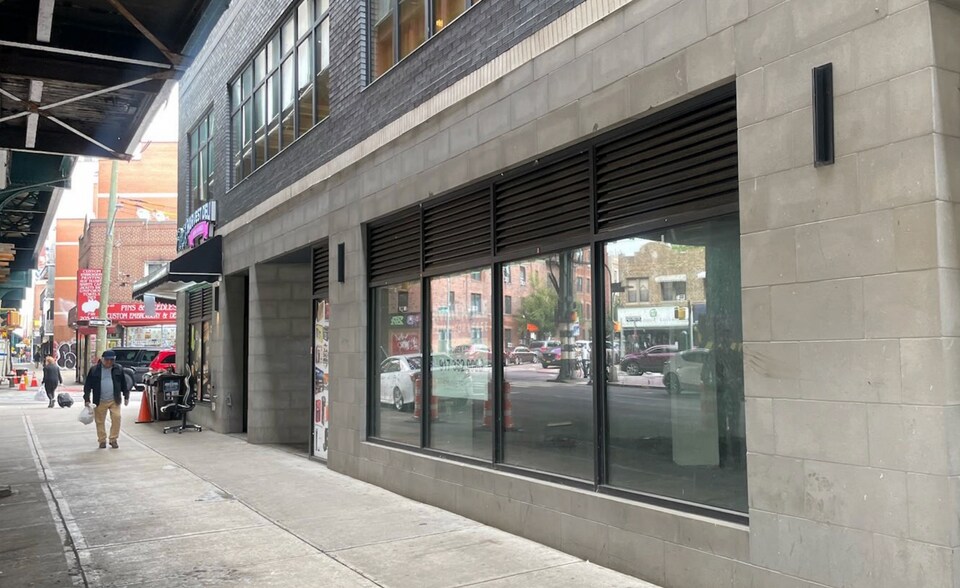 5124 Roosevelt Ave, Woodside, NY à louer - Photo de l’immeuble – Image 1 sur 5