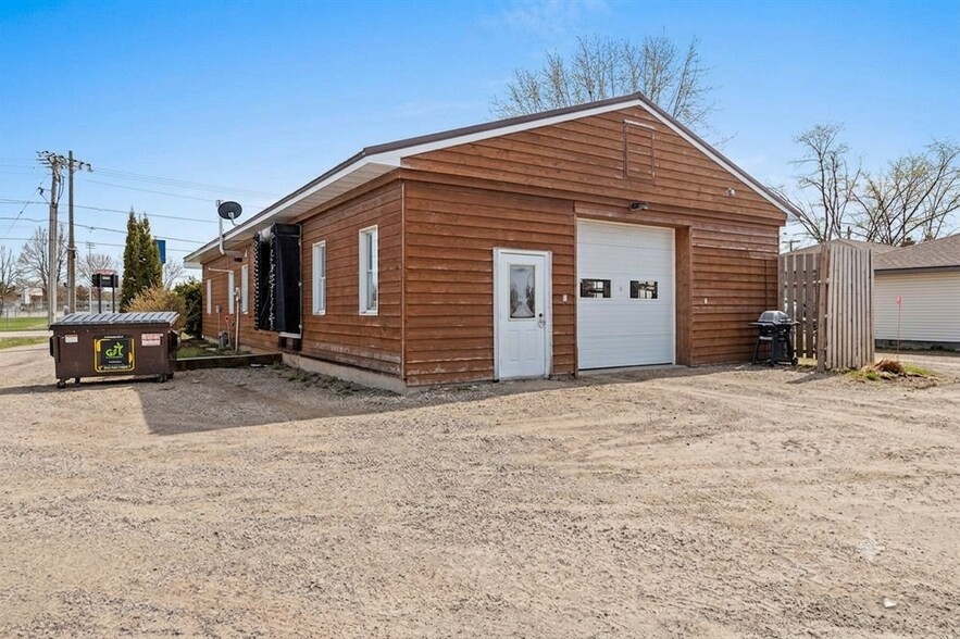 537 Caldwell Ave, Oconto Falls, WI à vendre - Photo de l’immeuble – Image 2 sur 27