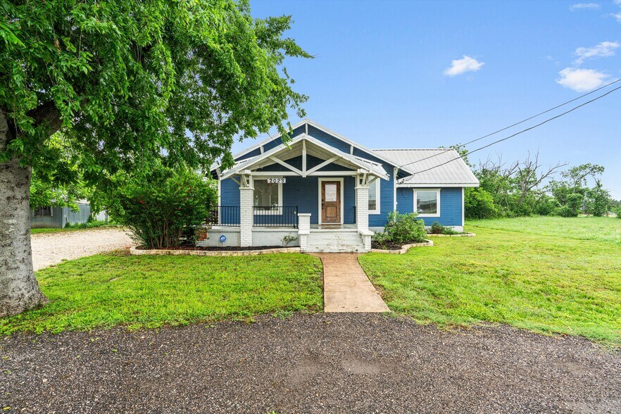 2023 Main St, Liberty Hill, TX à vendre - Photo de l’immeuble – Image 1 sur 31