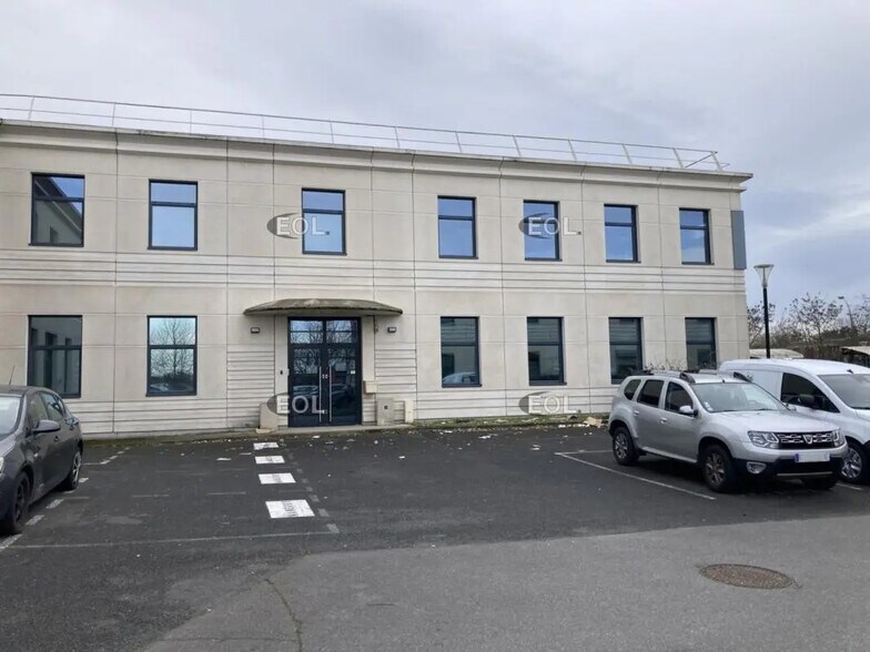 Local d’activités dans Créteil à louer - Photo de l’immeuble – Image 1 sur 5