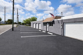 221-225 N Dixie Hwy, Hallandale Beach, FL à louer Photo de l’immeuble– Image 1 sur 15