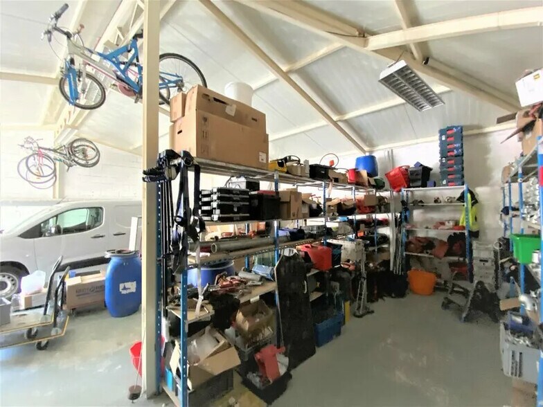 Industriel/Logistique dans Cagnes-sur-Mer à louer - Photo de l’immeuble – Image 3 sur 3