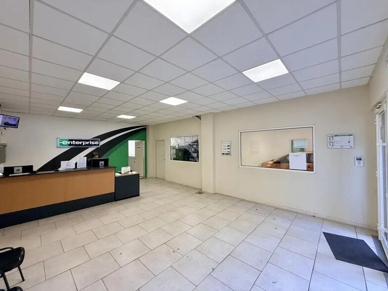 Local commercial dans Fréjus à louer - Hall d’entrée – Image 2 sur 8