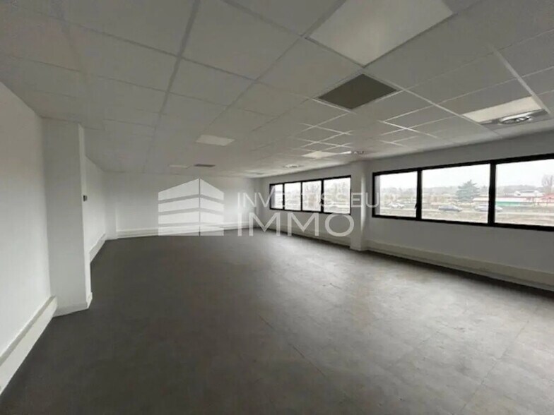 Local d’activités dans Aulnay-sous-Bois à louer - Photo de l’immeuble – Image 3 sur 8