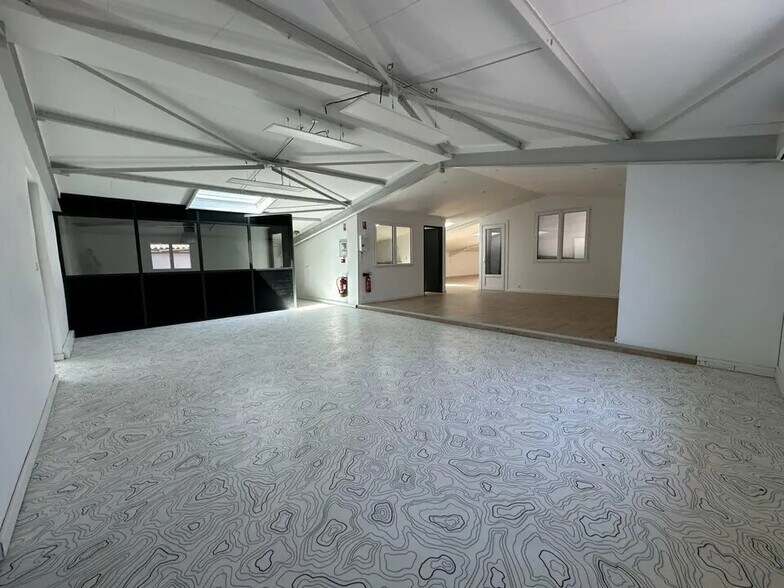 Bureau dans Lunel à louer - Photo de l’immeuble – Image 3 sur 12