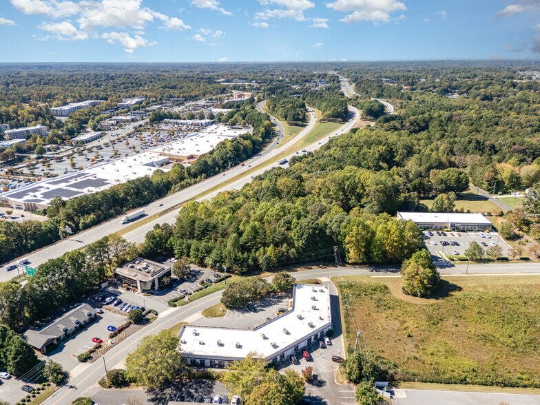 1470 Westbrook Plaza Dr, Winston-Salem, NC à vendre - Photo de l’immeuble – Image 2 sur 2