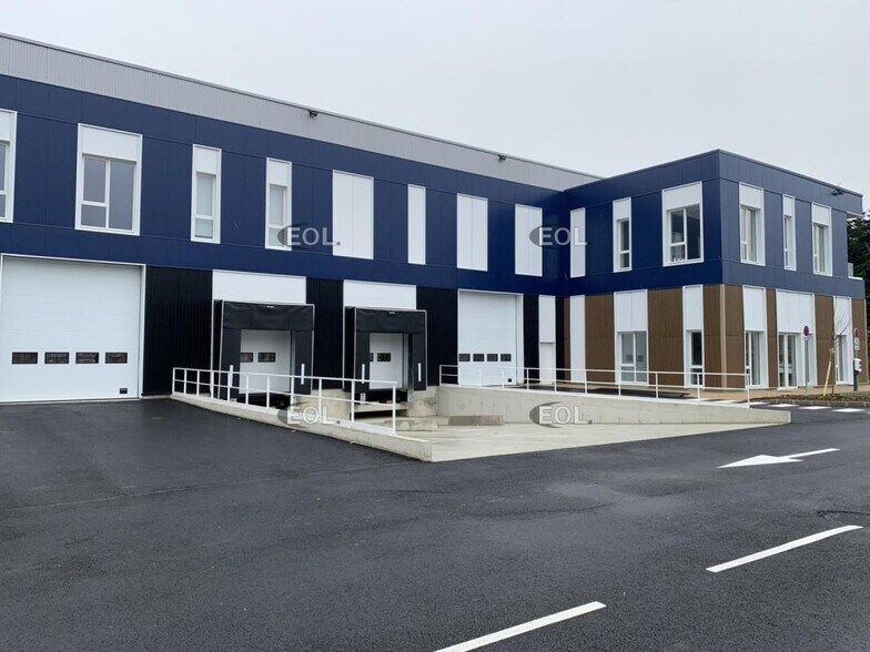 Local d’activités dans Moissy-Cramayel à louer - Photo de l’immeuble – Image 3 sur 9