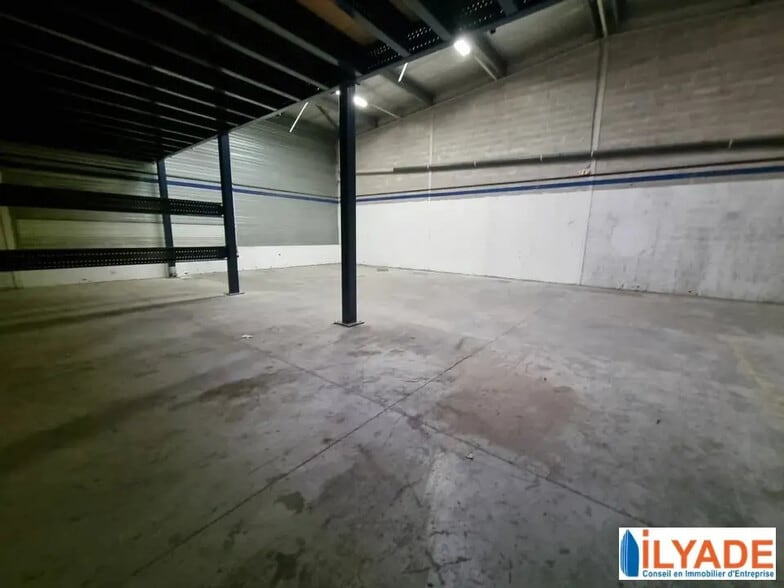 35-37 Rue De Berlin, Vitrolles à louer - Photo de l’immeuble – Image 3 sur 7