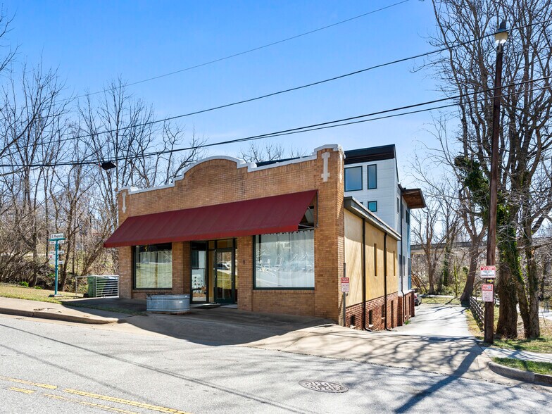 8 Magnolia Ave, Asheville, NC à louer - Photo de l’immeuble – Image 1 sur 2