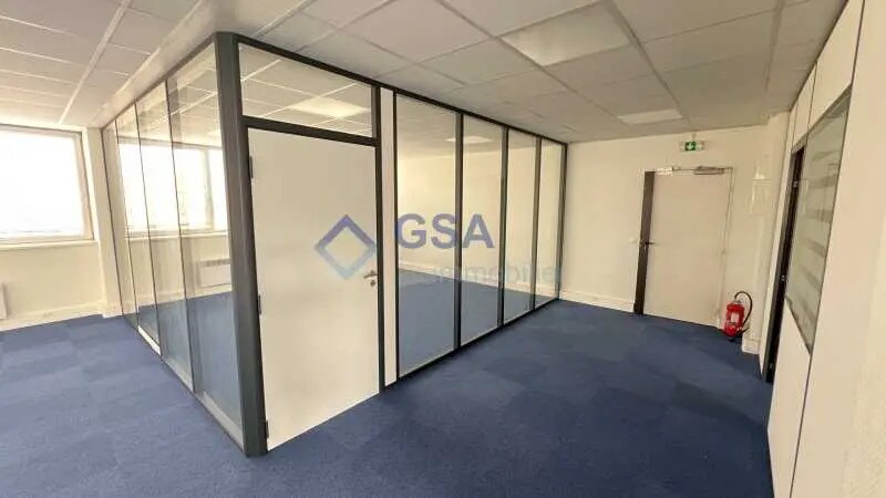 Bureau dans Évry-Courcouronnes à louer - Photo de l’immeuble – Image 3 sur 6